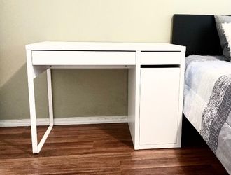 Beautiful Nightstand Table Excellent Condition