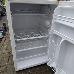 GE Mini Fridge Refrigerator