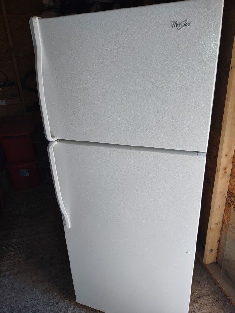 REALLY NICE ICE COLD REFRIGERATOR FREEZER