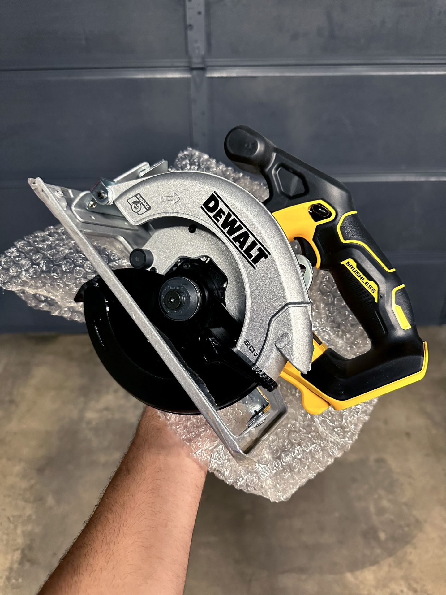 DeWalt 20v BRUSHLESS 6-1/2” Sidewinder Style Circular Saw (Tool Only)