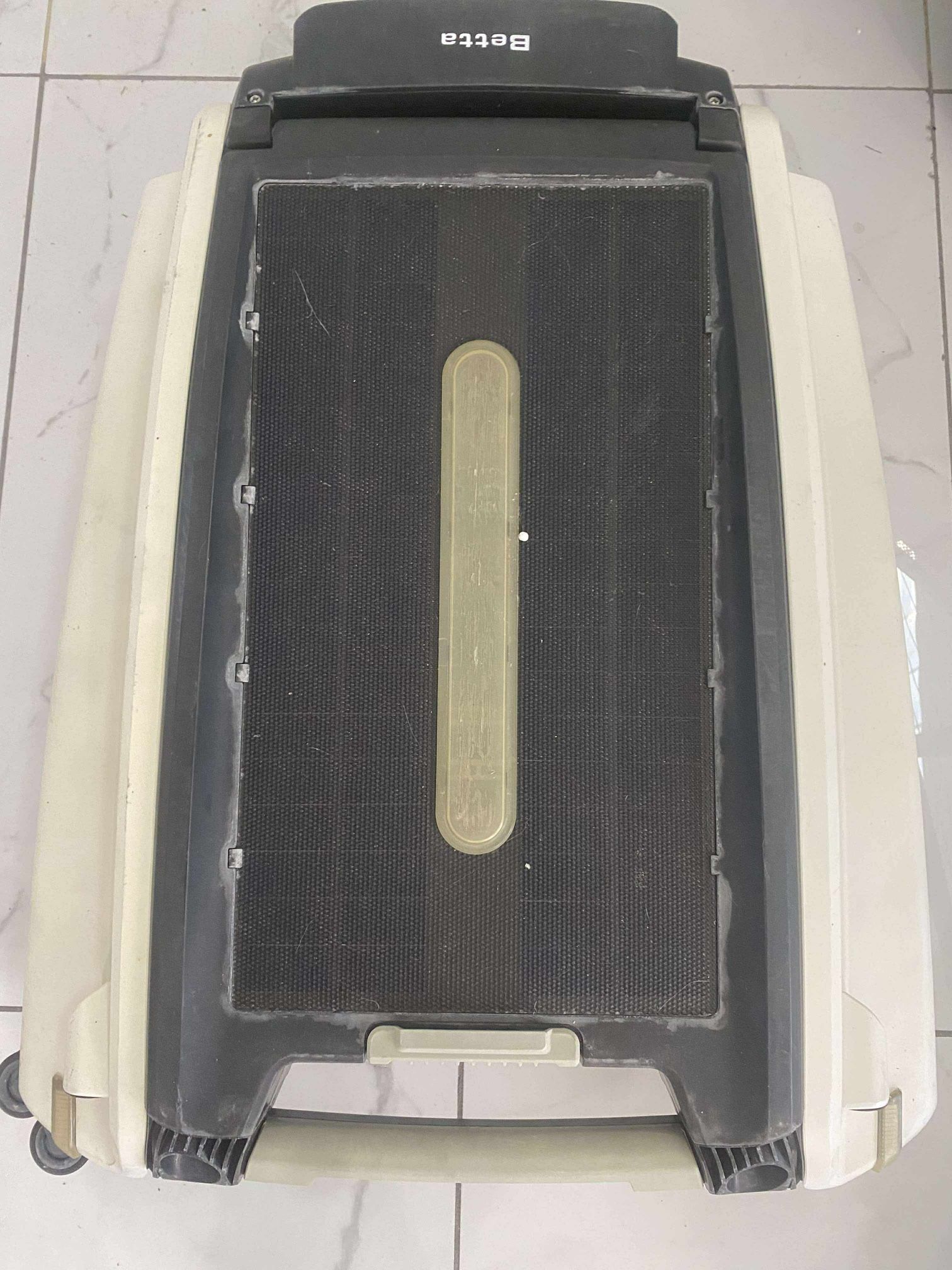 Betta SE Plus Solar Powered Smart Robotic Pool Skimmer