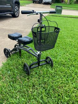 Knee scooter with basket