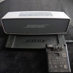 Bose Bluetooth Speaker With Charging Deck And Cord