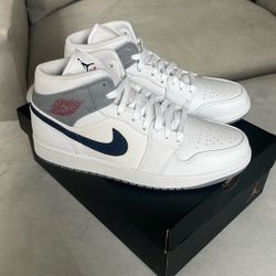 Air Jordan 1 Mid Paris
