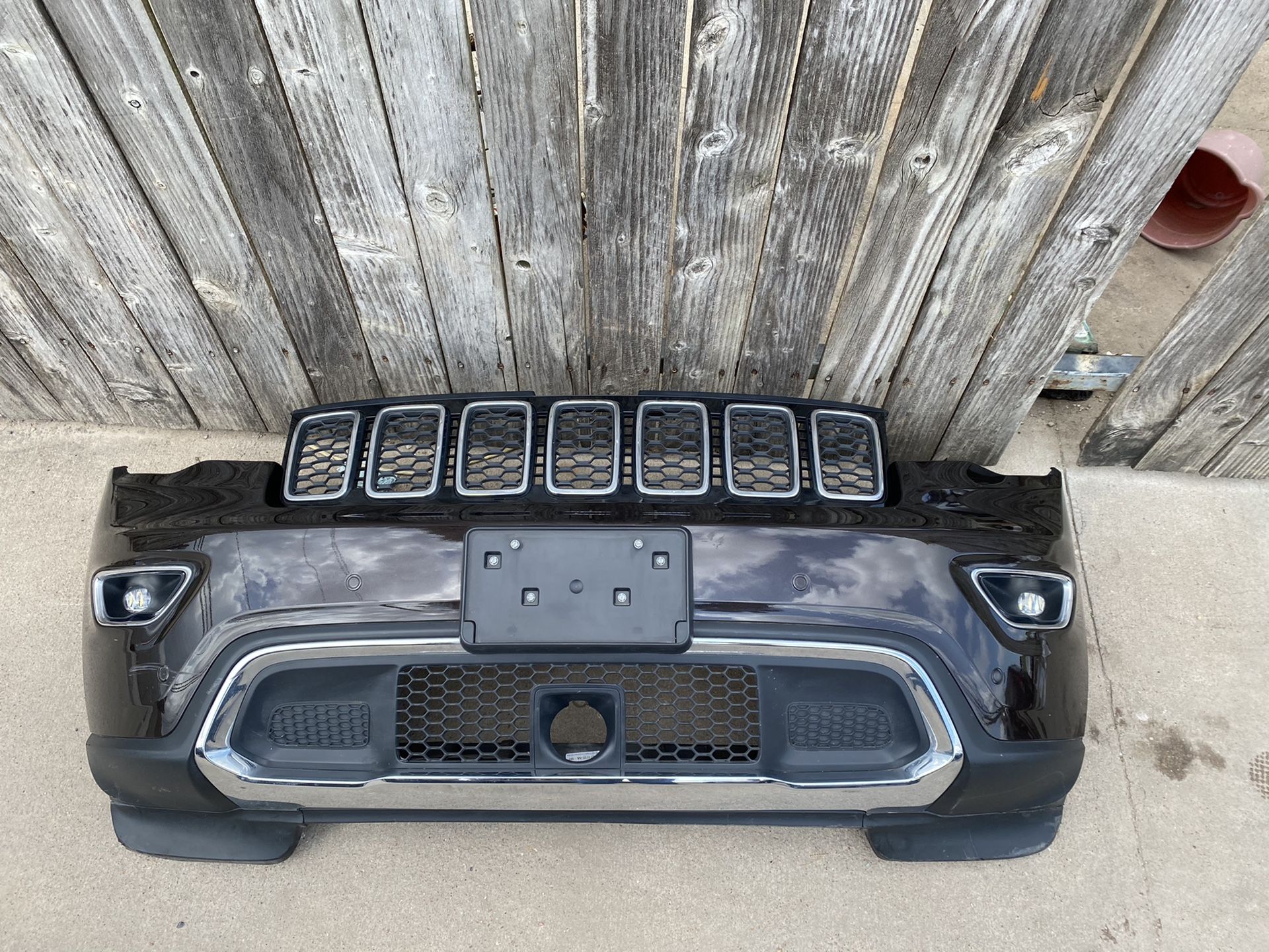 OEM USED 2014-2019 JEEP GRAND CHEROKEE FRONT BUMPER COVER COMPLETE .