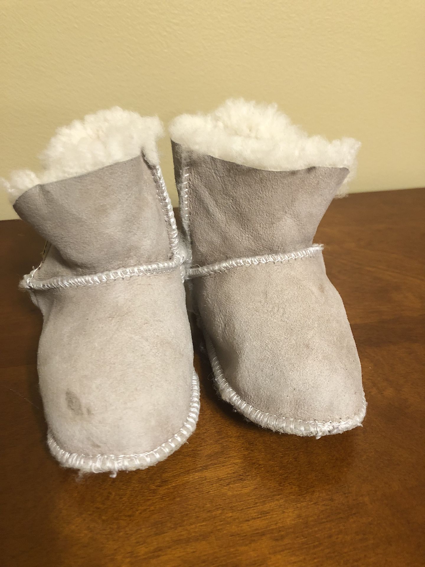 Pawz Baby Girl Leather Booties With Sherpa Fleece Lining, Size M, Infant Baby Maybe Around 1-1.5 Year Of Age. 
