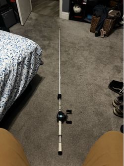 Right hand reel baistcaster combo