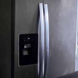 4 Month Old Whirlpool Refrigerator 