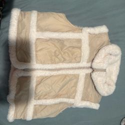 Cream puffer vest with white faux fur trim