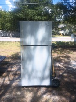 Refrigerator freezer ice maker