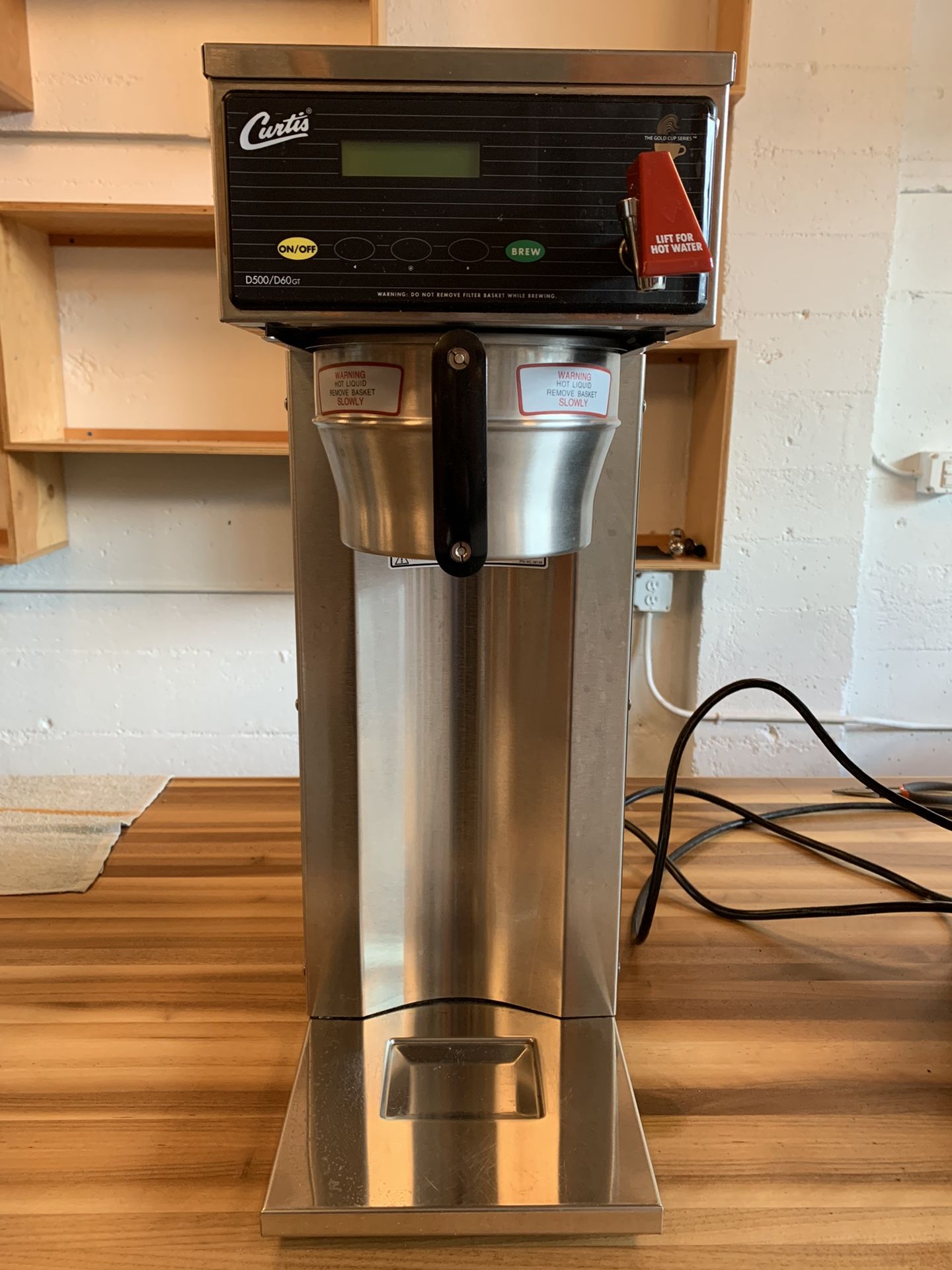 Curtis Coffee Brewer (D500GT62A000) w/ 2 Bunn 3.0L Lever Action Airpots