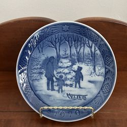 Vintage Royal Copenhagen Denmark 1979 Plate Choosing the Christmas Tree - just under 7.25” diameter 