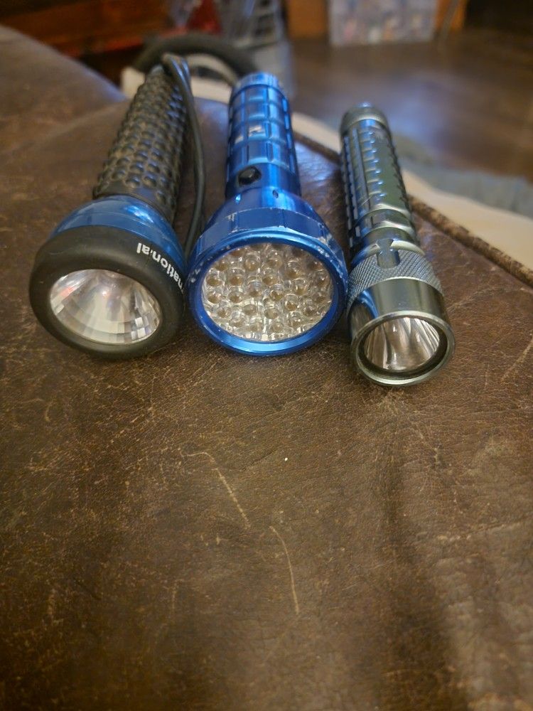FOUR SMALL FLASHLIGHTS 