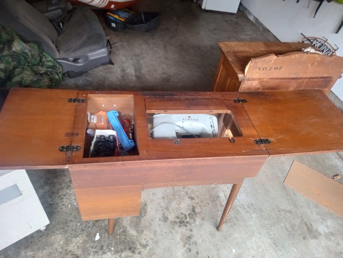 Sewing Machine/Table