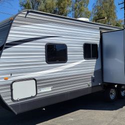 2021 Jayco travel trailer... 5400 pounds empty.. slide out..... absolutely like new 