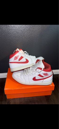 Nike Air Jordan 1 Mid in Dune red