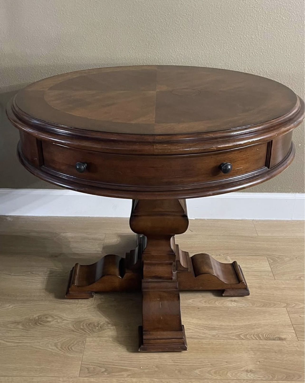 Stanley Furniture 35" Round Pedestal Table