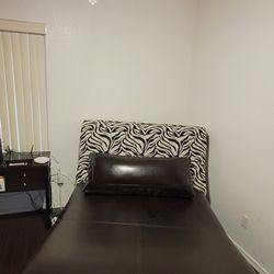 Zebra Print Chaise Lounge/Mahogany Frame - Queen Size 