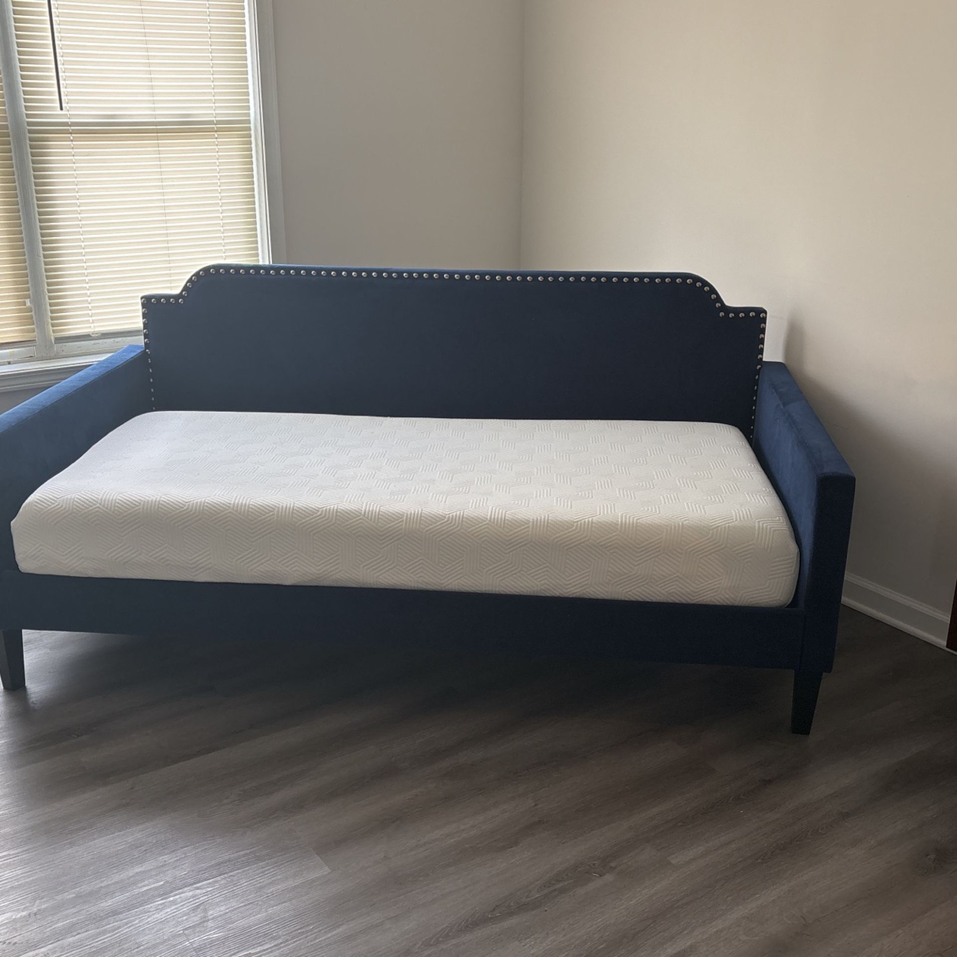 2 Matching Day Beds