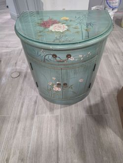 Beautiful in table with pullout drawer and double doors at the bottom.