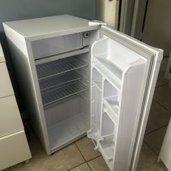 Mini fridge 