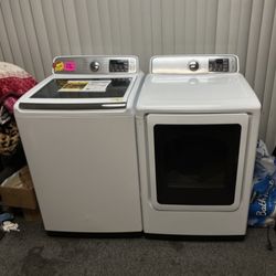 SAMSUNG WASHER AND GAS DRYER IN WHITE