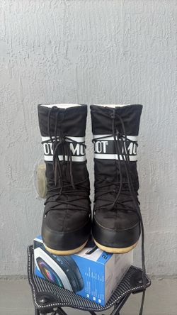 MOON BOOTS SIZE 7/8.5 WOMAN