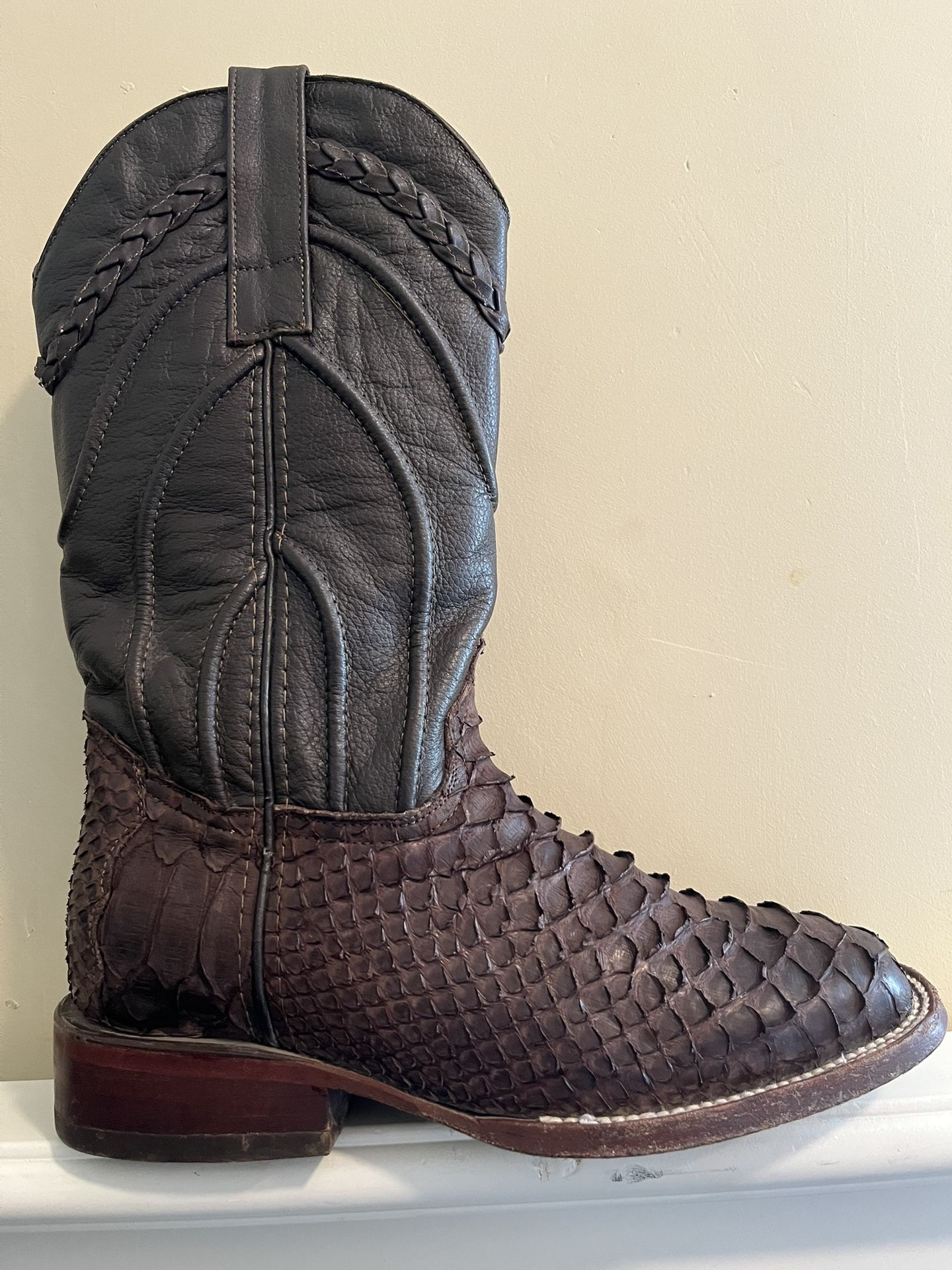 WOMANS BOOTS