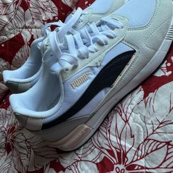 Women’s Pumas Shoes