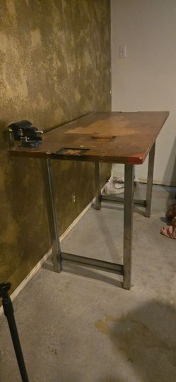 Workbench with vise
