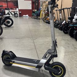 Folding electric scooter