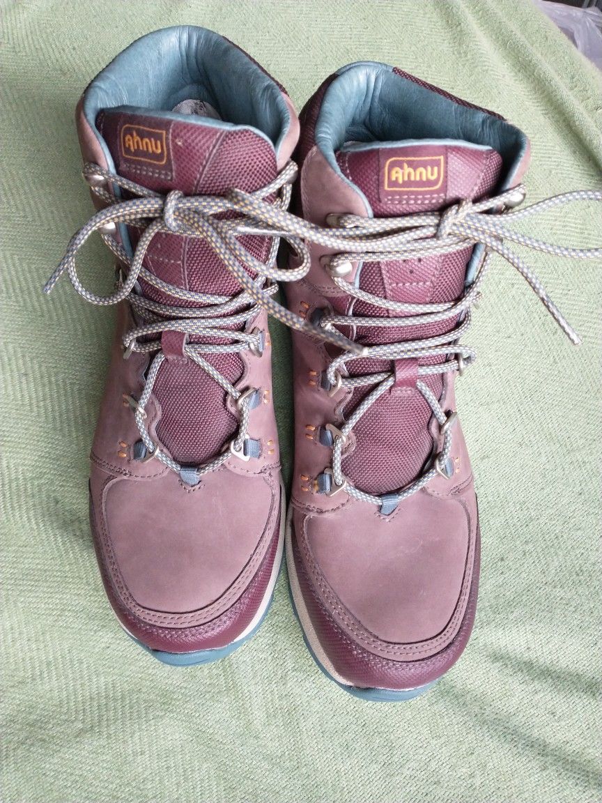 New Ahnu Teva Hiking Boots Women's 11