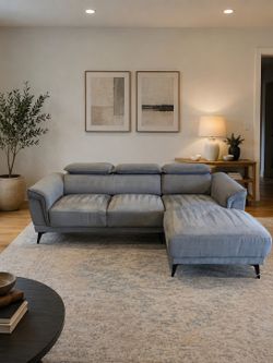 *Like New* Immaculate Gray 2pc Sectional with Adjustable Headrest (Free Delivery 🚚)