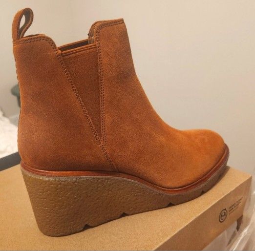 Clarks Genuine Suede Boots Womens  1o New In Box