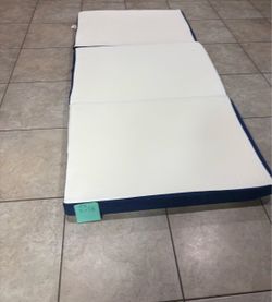 Memory foam foldable mattress