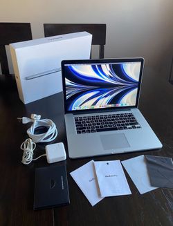 15 Inch Apple MacBook Pro Laptop Computer Bundle Very Clean LOOK