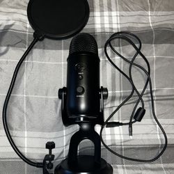 Blue Yeti USB Microphone Bundle - Blackout Edition