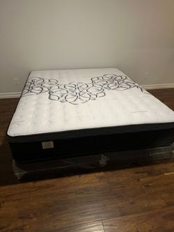Full size Mattress Pillow top new 12"