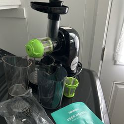 Juicer with glass bottles