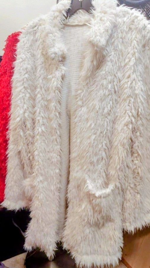 WHITE LARGE SIZE FLUFFY OPEN FRONT CASUAL COAT ( SIZE LARGE )