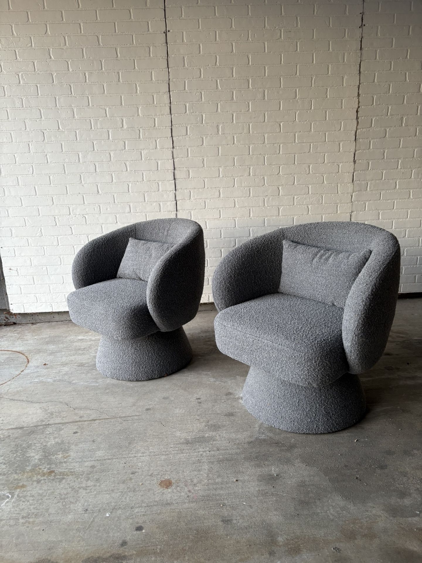 Gorgeous Set Of 2 Gray Barrel Boucle Swivel Chairs Accent Chairs With Accent Pillows