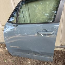 Left front driver's door Jeep Renegade 2017 for repair or parts