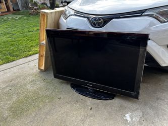 2 TVs Older But Work One With Base Other With Wall Mount One Missing Remote $100 For Both 