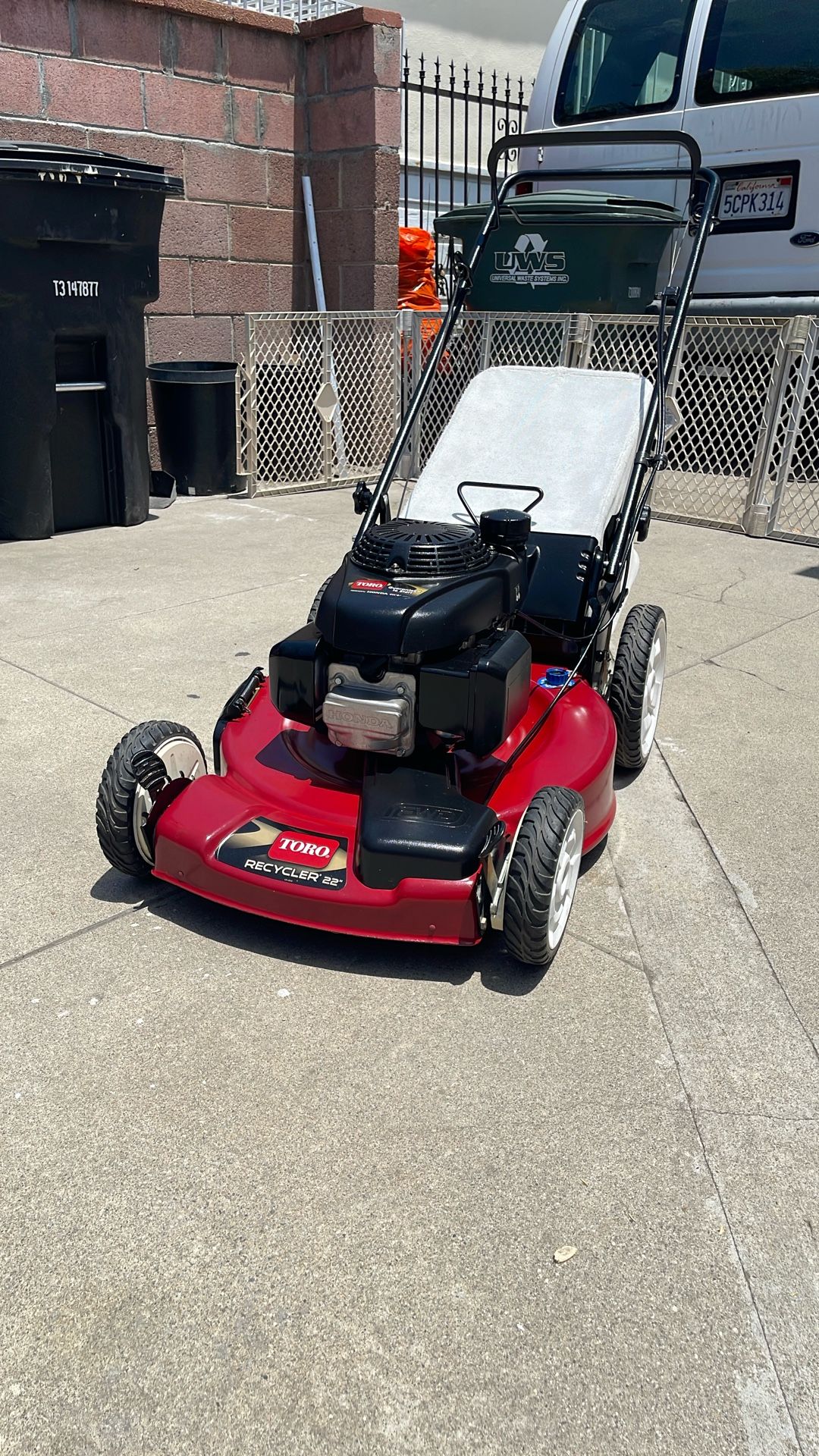 TORO / HONDA SELF PROPELLED LAWN MOWER