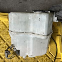 2007-2008 Fj Cruiser 4.0 Washer Fluid Tank
