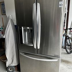 LG fridge in excellent condition. Still under compressor warranty.