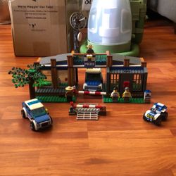 2011 Lego Forest Police Station 4440 + Police Car/Mini Figures 