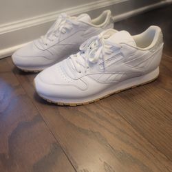 Women Classic Reebok Sneakers With Sparkle Detail And Gum Bottom