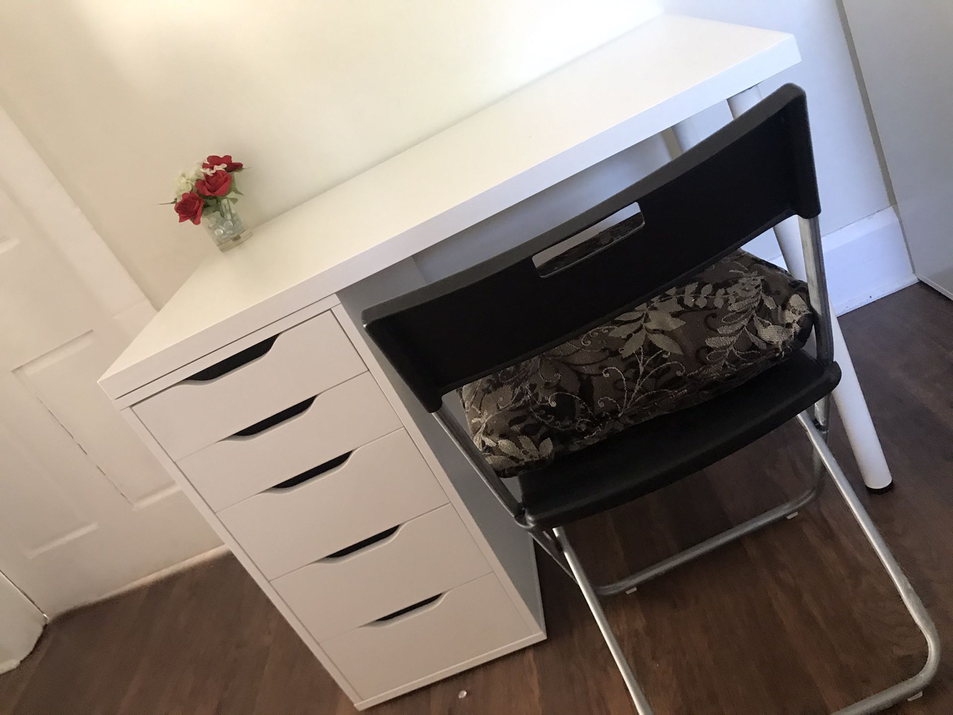 Vanity/desk with chair