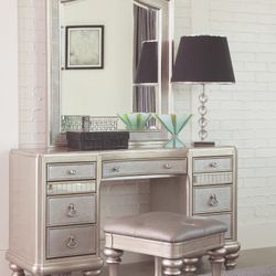 3 PC VANITY SET METALLIC PLATINUM (CO204187) $849 FREE LOCAL DELIVERY 
